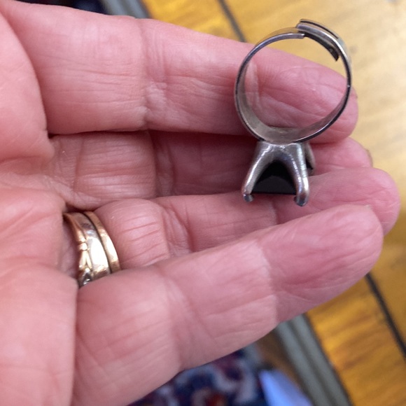 Chunky adjustable black and pewter vintage ring. - Picture 4 of 4